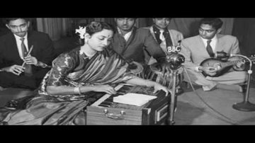 Aayi Hu Badi Lyrics - Manoj Kumar | Shubha Khote | Tarun Bose | Geeta Ghosh Roy Chowdhuri (Geeta Dutt)