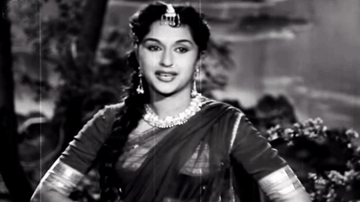Aayi Jhoom Ke Bahaar Lyrics - Dilip Kumar | Dev Anand | Jayant | Lata Mangeshkar | Talat Mahmood