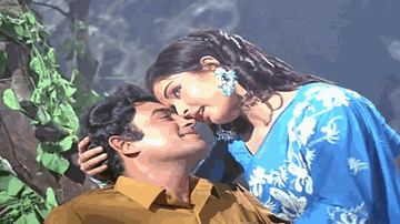 Do Phul Pyaare Pyaare Lyrics - Sanjeev Kumar | Shatrughan Sinha | Farida Jalal | Lata Mangeshkar | Mukesh Chand Mathur (Mukesh)