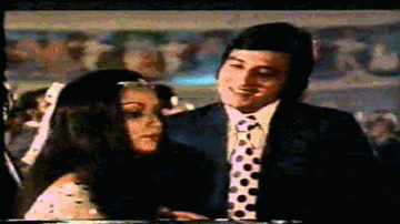 Duniyan Bhookhi Paise Ki Lyrics - Vinod Khanna | Yogita Bali | Mukri | Asha Bhosle | Mukesh Chand Mathur (Mukesh)