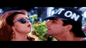 gore gore mukhaDe pe kaalaa kaalaa chashmaa Lyrics - Akshay Kumar | Ajay Devgan | Amitabh Bachchan | Udit Narayan | Alka Yagnik
