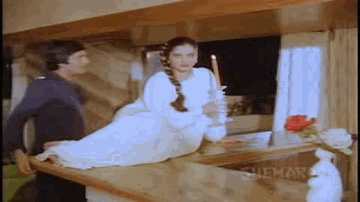 Kamre Me Band Soniye Lyrics - I.S. Johar | Anil Dhawan | Rajendra Kumar | Suresh Wadkar