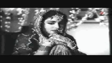 Khanke Kangna Bindiya Hanse Lyrics - Mumtaz | Manoj Kumar | Helen | Lata Mangeshkar