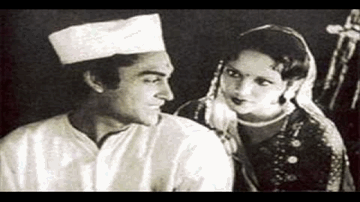 Kise Karta Moorakh Pyaar Lyrics - Ashok Kumar | Devika Rani | Pramila