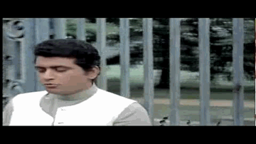 Koi Jab Tumhara Hriday Lyrics - Pran | Nirupa Roy | Ashok Kumar | Mukesh Chand Mathur (Mukesh)