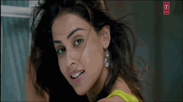 MAIN CHALI &#8211; Lyrics - John Abraham | Genelia D&#8217;Souza | Naresh Iyer | Shreya Ghoshal