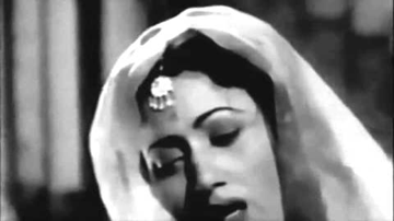 Mehfil Mein Jal Uthi Lyrics - Madhubala | Dev Anand | Leela Mishra | Lata Mangeshkar