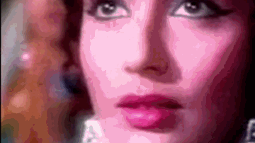 More Saiyan Pakde Baiyan Lyrics - Shammi Kapoor | Sanjeev Kumar | Sadhana Shivdasani | Asha Bhosle