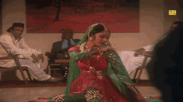 Mujre Wali Hoon Main Lyrics - Anupam Kher | Govinda | Anil Kapoor | Anuradha Paudwal