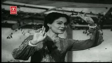 Nahi Bolu Ghunghat Nahi Kholu Lyrics - Randhir Kapoor | Ashok Kumar | Meena Kumari | Rajkumari Dubey