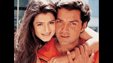 O Naukar Sarkari Lyrics - Bobby Deol | Vinod Khanna | Amisha Patel | Alka Yagnik | Udit Narayan