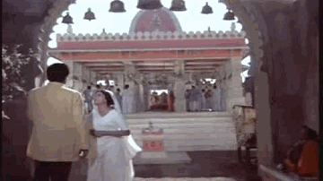 Om Jai Jagdish Hare Lyrics - Saira Banu | Manoj Kumar | Shyama Chittar | Mahendra Kapoor