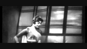 Sabke Sahare Radha Ke Pyare Lyrics - Nirupa Roy | Ashok Kumar | Helen | Lata Mangeshkar