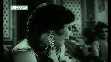 Unse Nazrein Mili Lyrics - Sunil Dutt | Prithviraj Kapoor | Meena Kumari Mehmood | Lata Mangeshkar | Meenu Purushottam