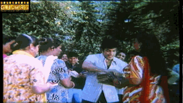 Yaaro Aao Khushi Manao Lyrics - Jeetendra | Bindu | Sulakshana Pandit | Kishore Kumar